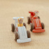 Little Dutch Racerbilar med dragspänne och träfigurer i gruppen Leksaker / Leksaksbilar & fordon / Bilar hos Bonti (LD2526)