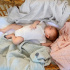 Vinter & Bloom Filt Muslin Eko Dove Grey i gruppen Babytillbehör / Sova / Bädda för sommartider hos Bonti (VIBL40044-3)